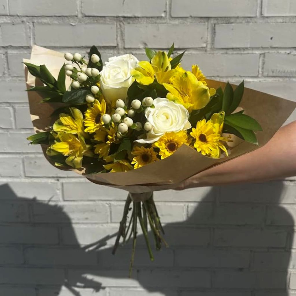 Honeybee - A Florist Original – North Star Blooms, Roseville MN
